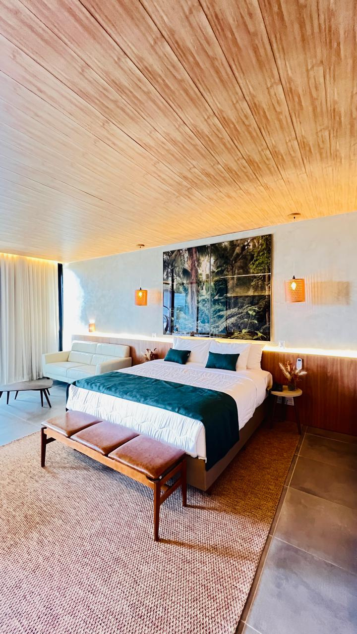 Suíte com teto de madeira e decoração moderna