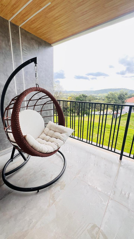 Cadeira de balanço na varanda