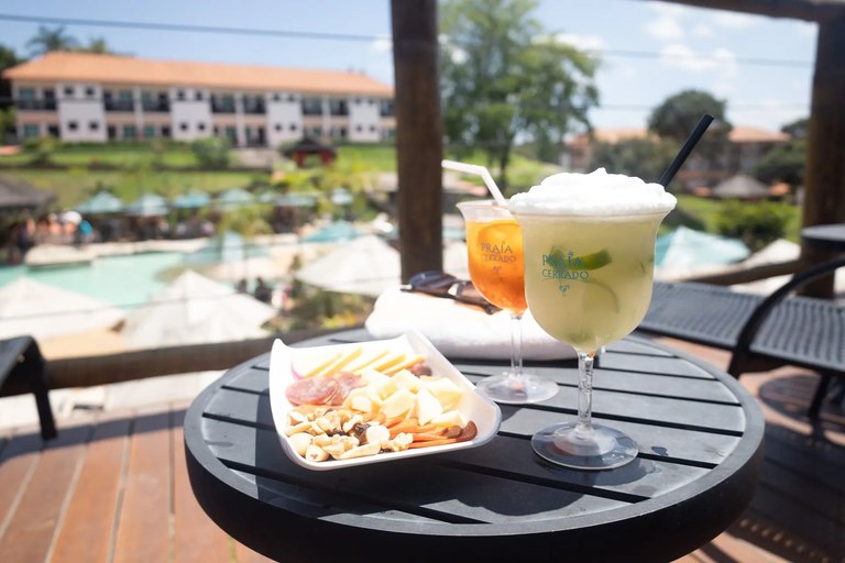 Drinks e petiscos à beira da piscina