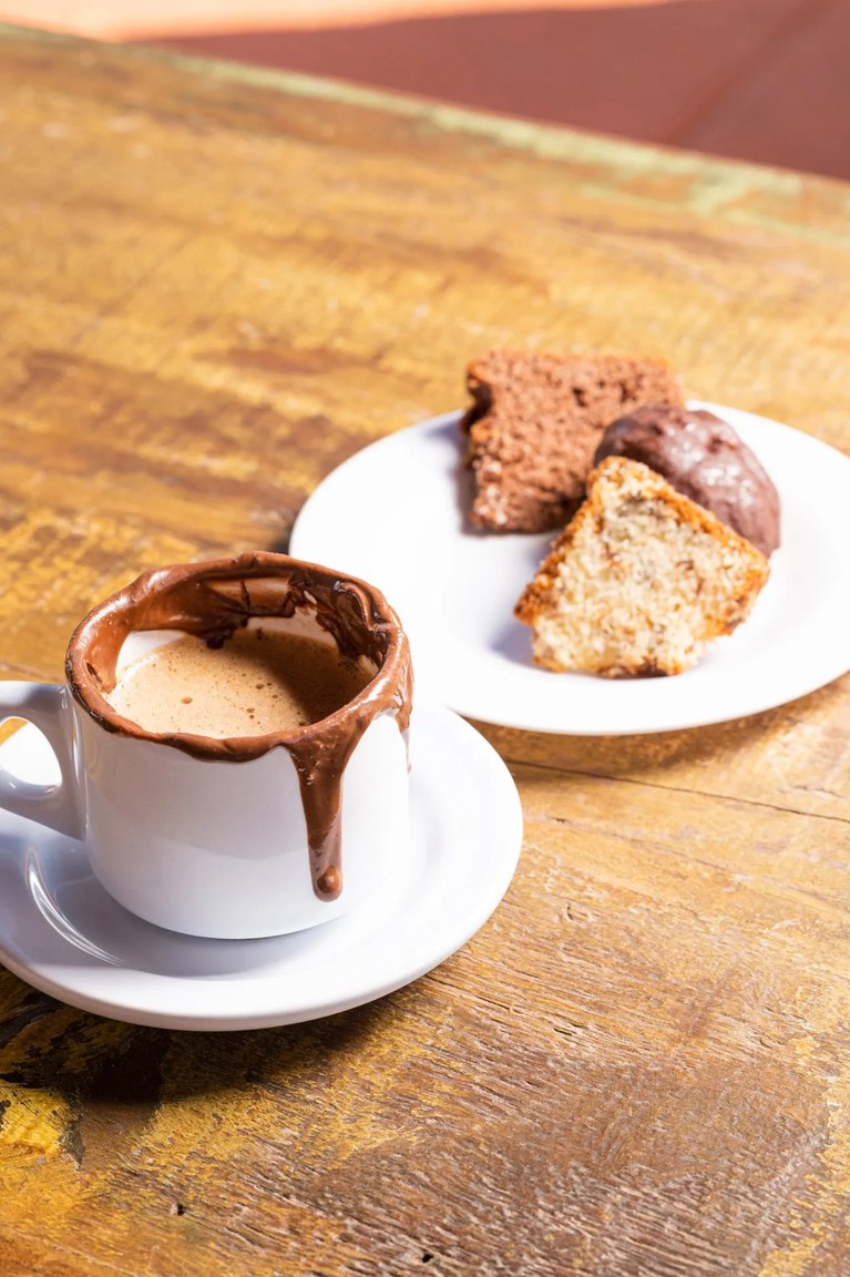 Café da manhã com bolo e café