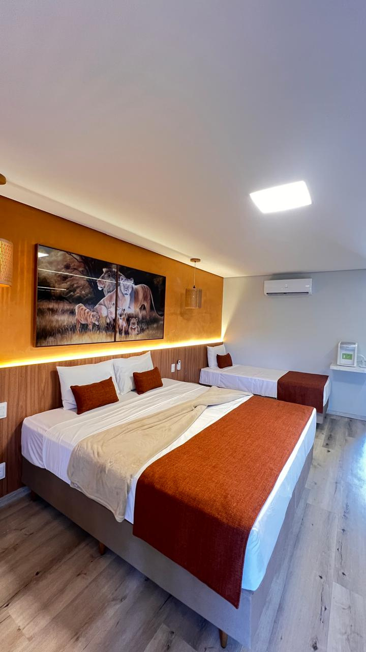 Suíte com cama de casal e varanda